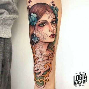 tatuaje-brazo-chica-flores-logia-tattoo-stefano-giorgi 
